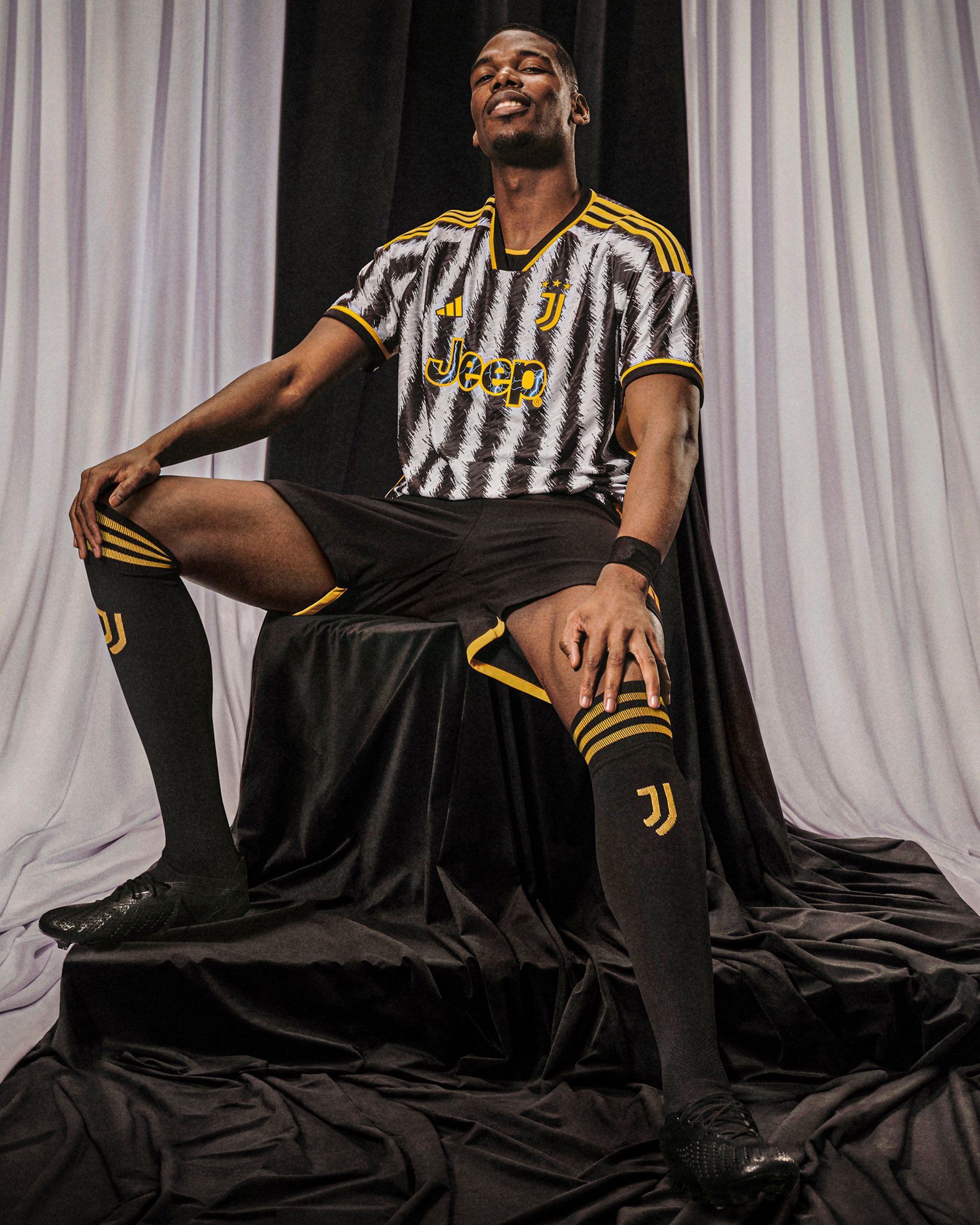 Maglia home della Juventus 2023-2024: le strisce diventano manto di zebra