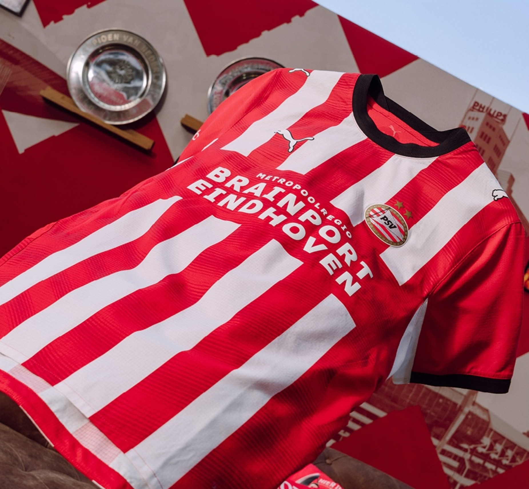La maglia home del PSV 2026-2027 ha un design tradizionale