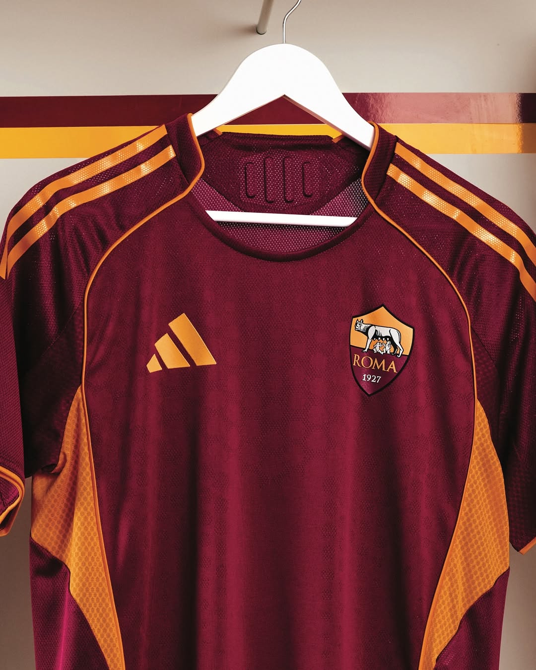 Maglia home dell'AS Roma 2025-2026: adidas riporta il look degli anni Novanta