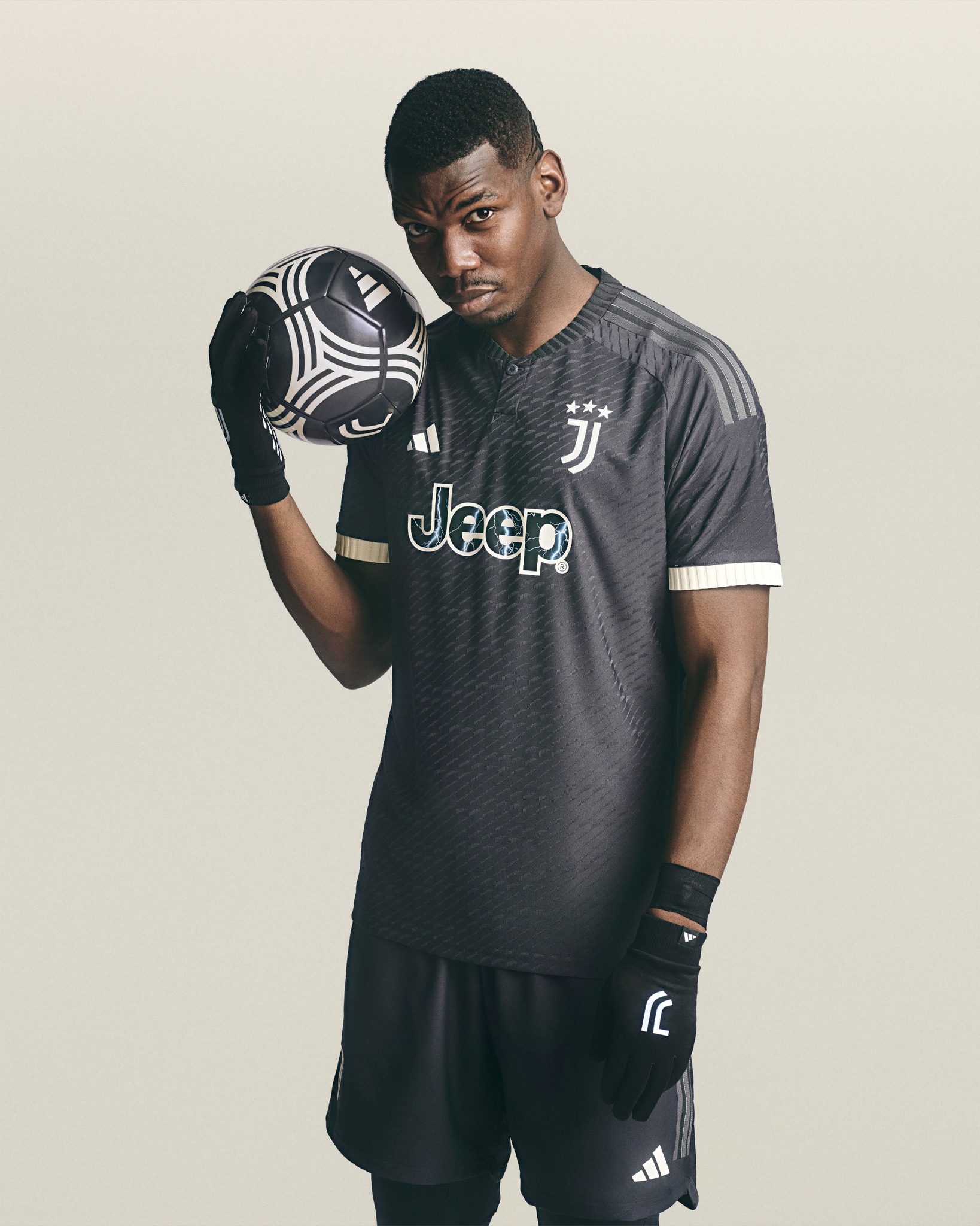 Terza maglia della Juventus 2023-2024: l'antracite industriale di Torino