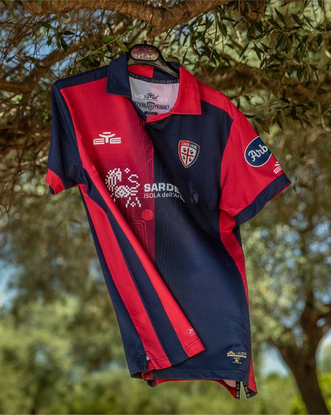 Maglie del Cagliari 2023-2024: Eye Sportswear tra Dea madre e onde del mare