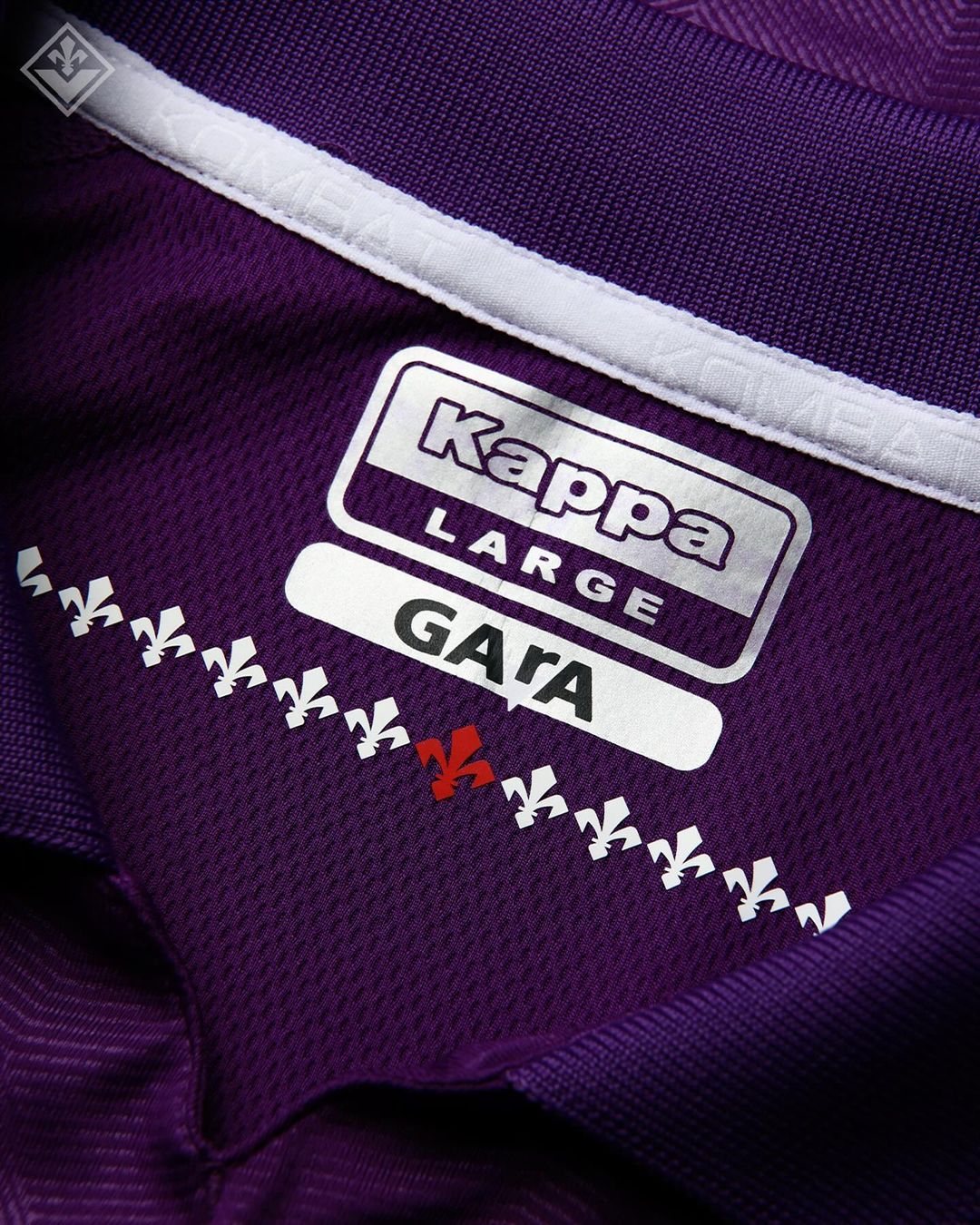 Maglie della Fiorentina 2024-2025: il viola di Kappa e i dodici gigli nel colletto
