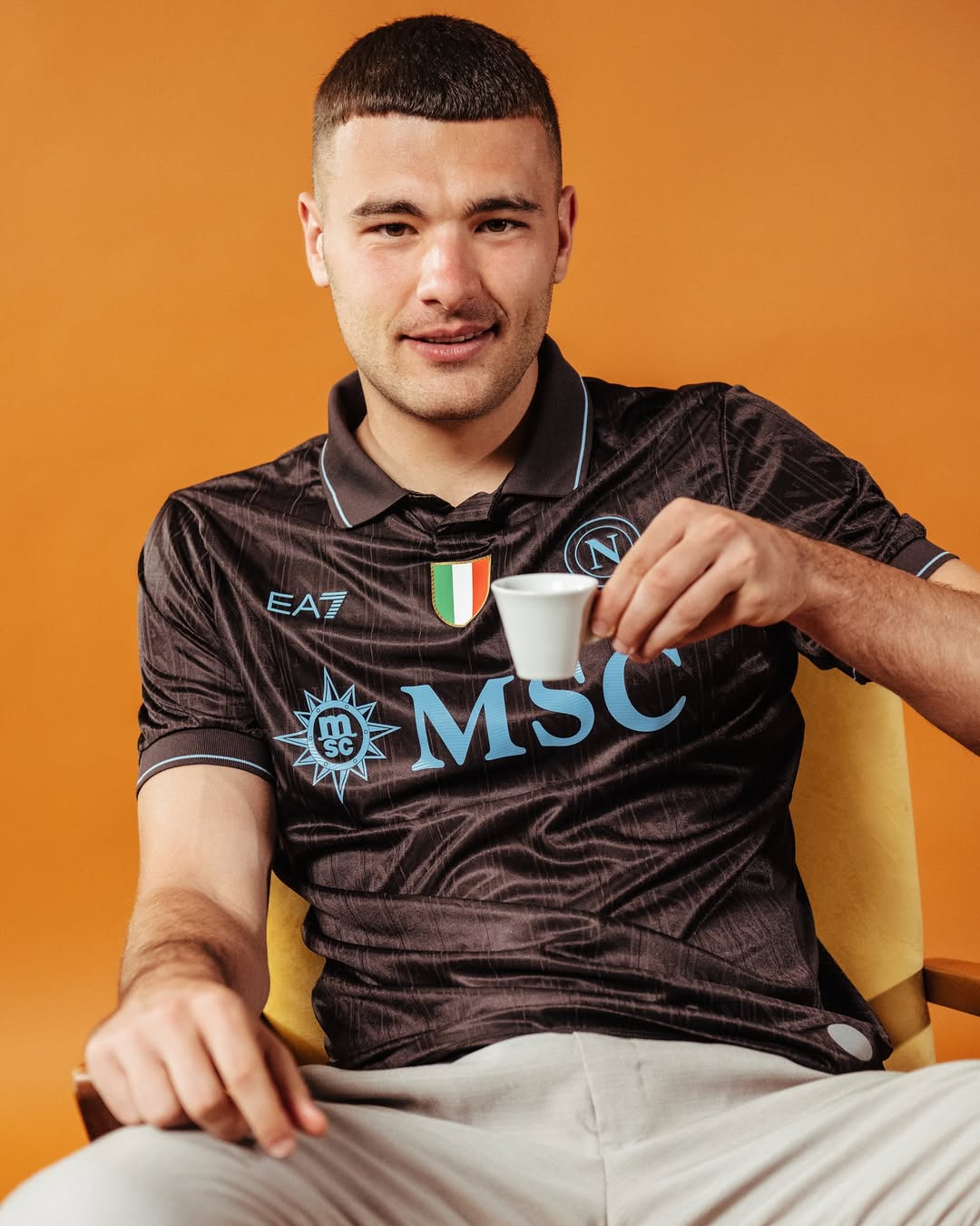 Maglie del SSC Napoli 2025-2026: omaggio alla città e al caffè