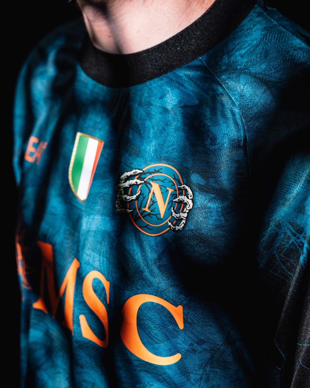 Maglia di Halloween del SSC Napoli 2025-2026 con lo scheletro sul petto