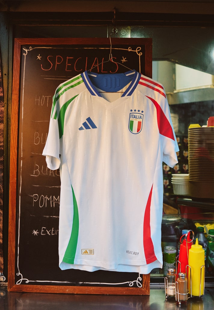 Maglia away dell’Italia per Euro 2024: bianco e tricolore firmati adidas