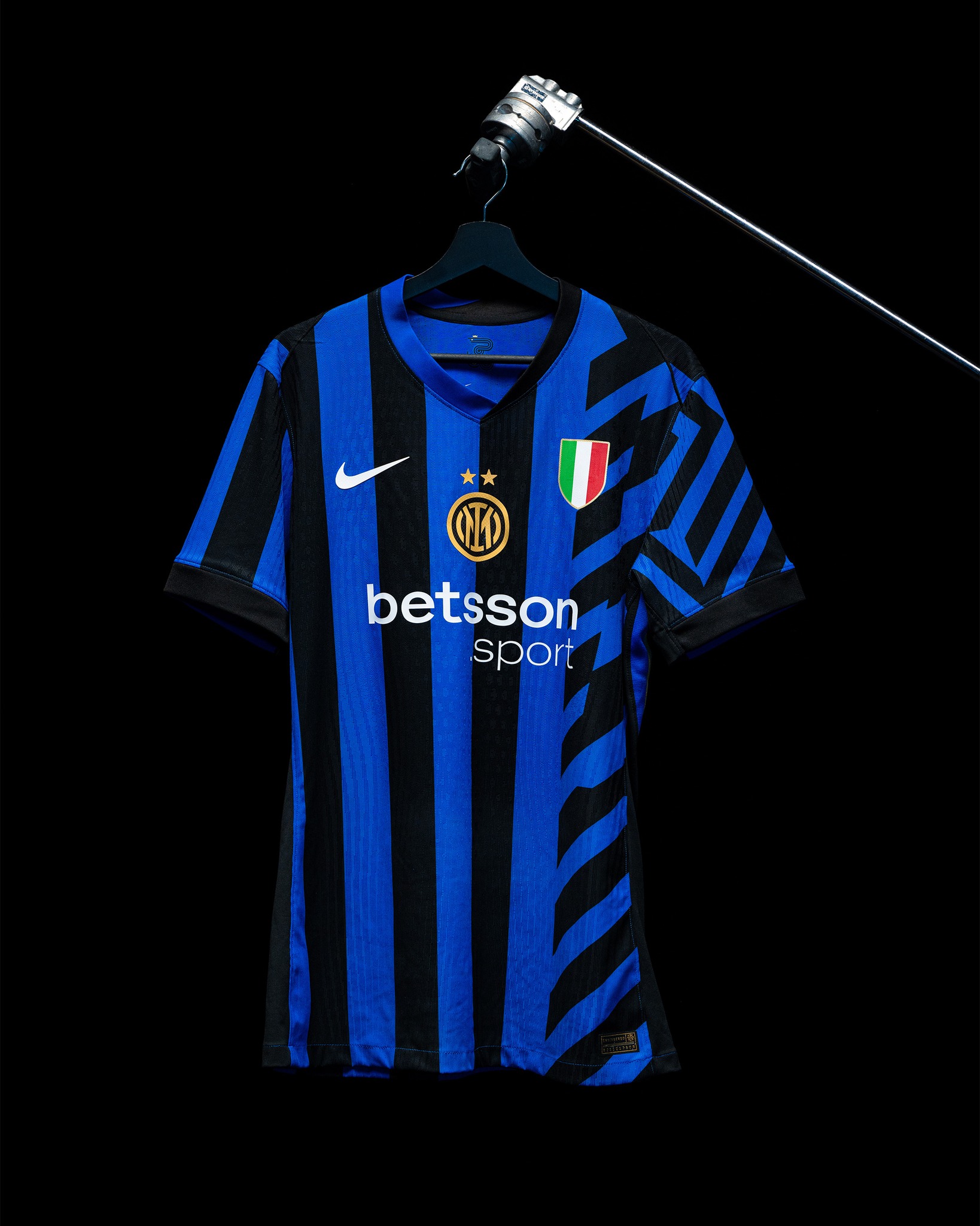 Maglia home dell’Inter 2024-2025: la prima con le due stelle