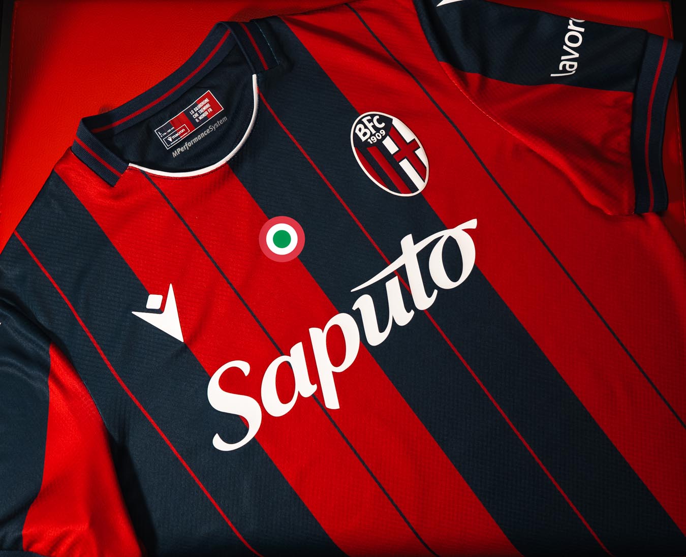 Maglie del Bologna 2025-2026: Macron porta il badge della Coppa Italia sul petto