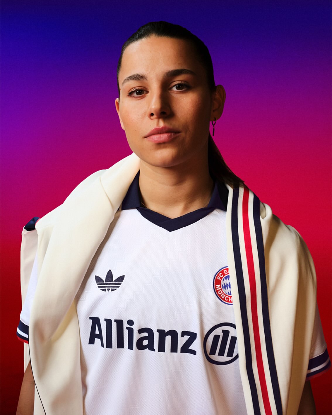 La maglia away del Bayern Monaco 2026-2027 ha un look retro!