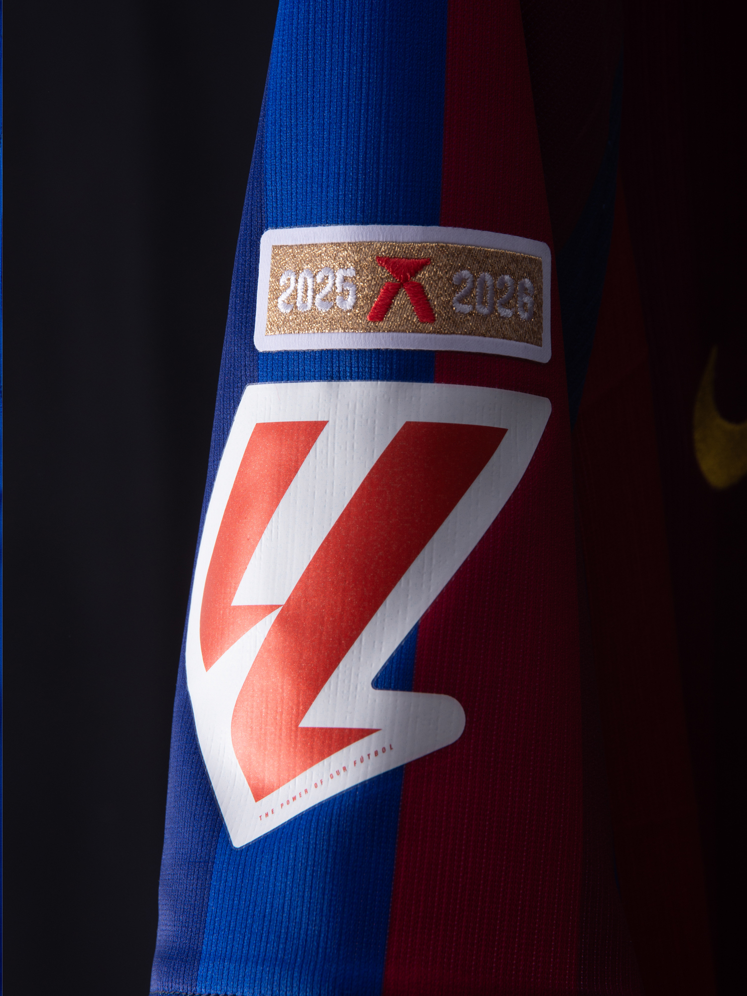 Perché il FC Barcelona ha due stampe diverse sulla maglia?