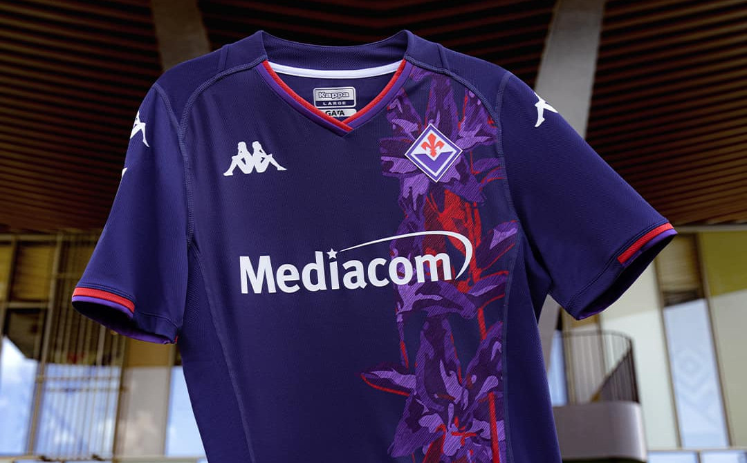 Maglie della Fiorentina 2023-2024: i gigli di Kappa e i tredici di Astori
