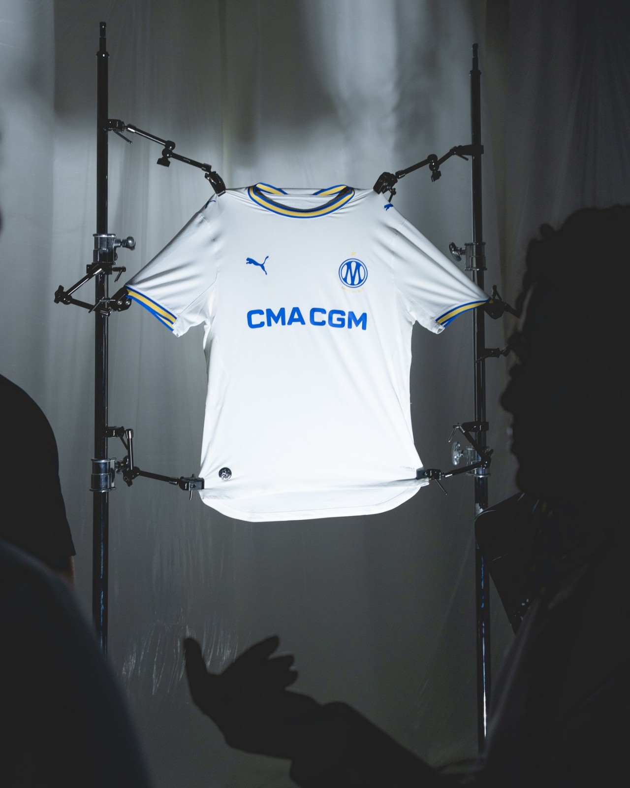 La maglia home dell'Olympique Marsiglia 2026-2027 contiene il nuovo logo!