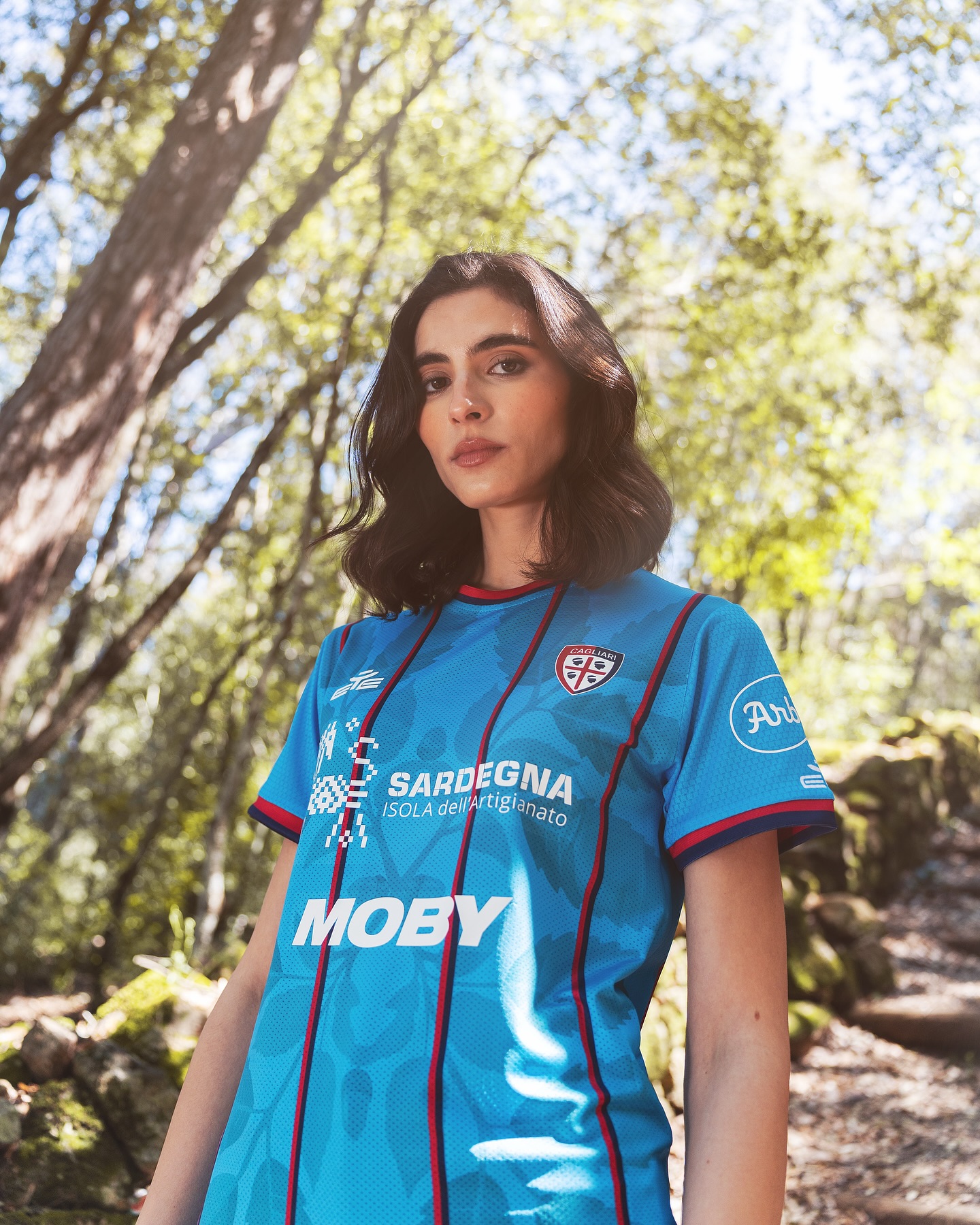 Maglie del Cagliari 2025-2026: il mare sardo, il Maestrale e la campagna BREATHE
