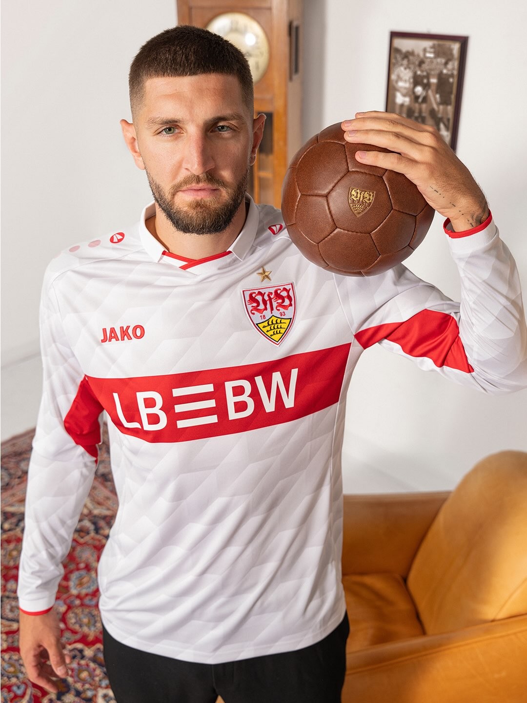 Con queste maglie il VfB Stuttgart gioca le partite di Champions League nel 2026-2027