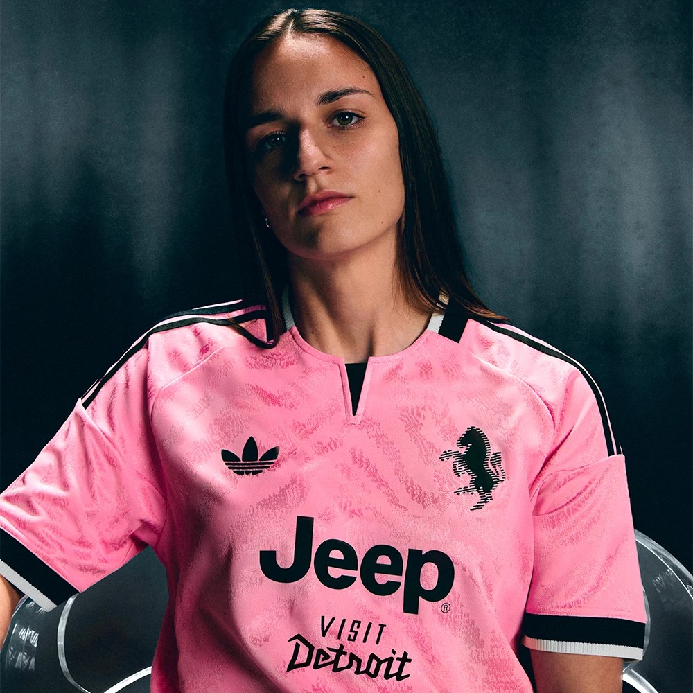 Maglia away rosa della Juventus 2026-2027 ispirata alla prima maglia