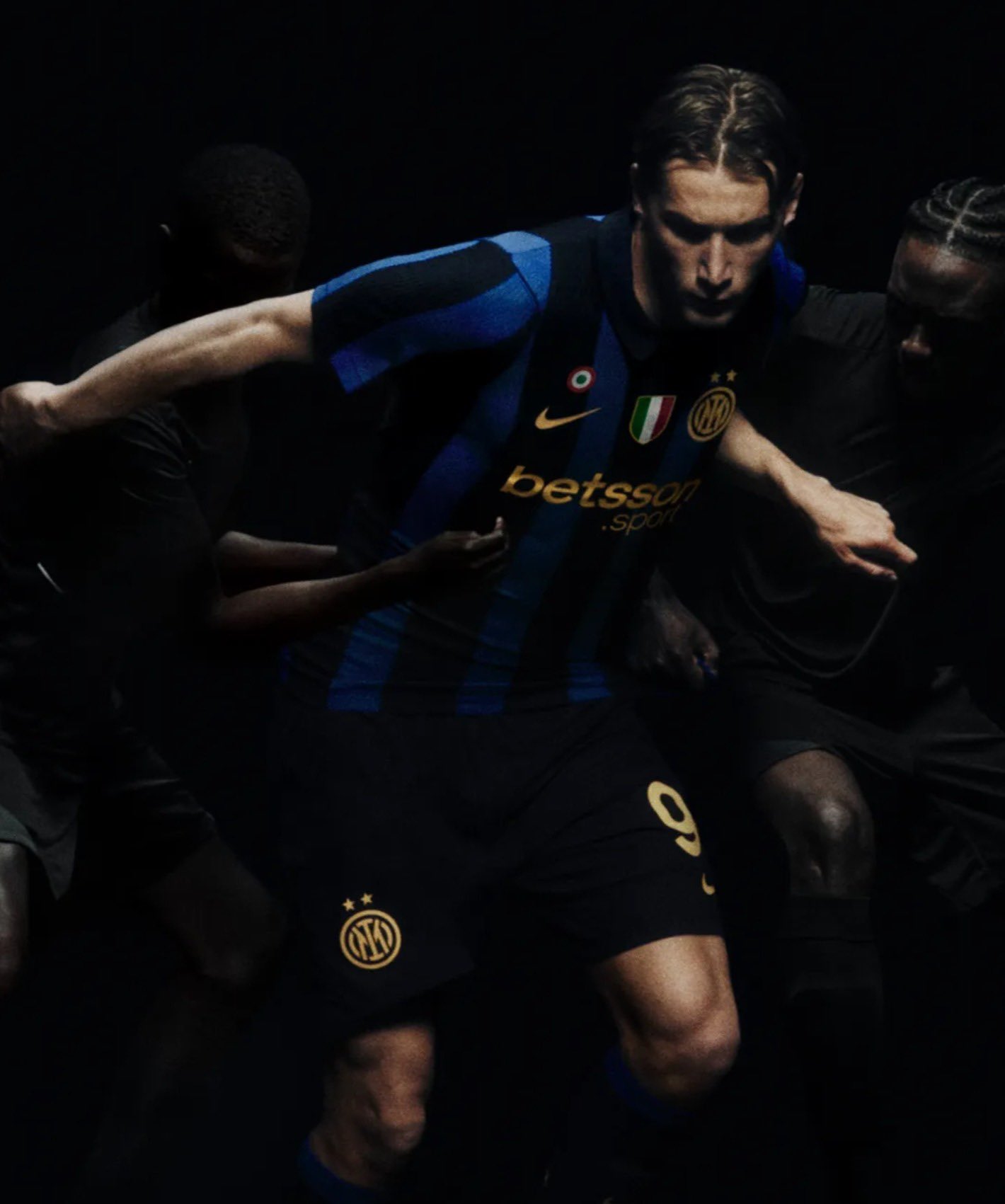 Maglia home dell’Inter 2026-2027: «Timeless elegance» e il ritorno del colletto polo