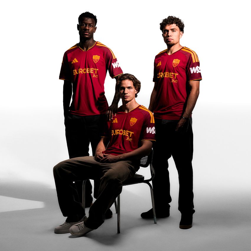 La maglia home dell'AS Roma 2026-2027 respira il DNA del club