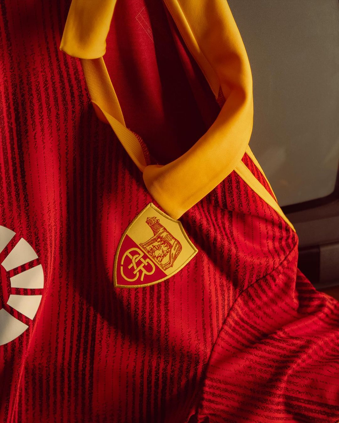 Maglia AS Roma Origins 2024: il derby con lo stile degli anni Novanta