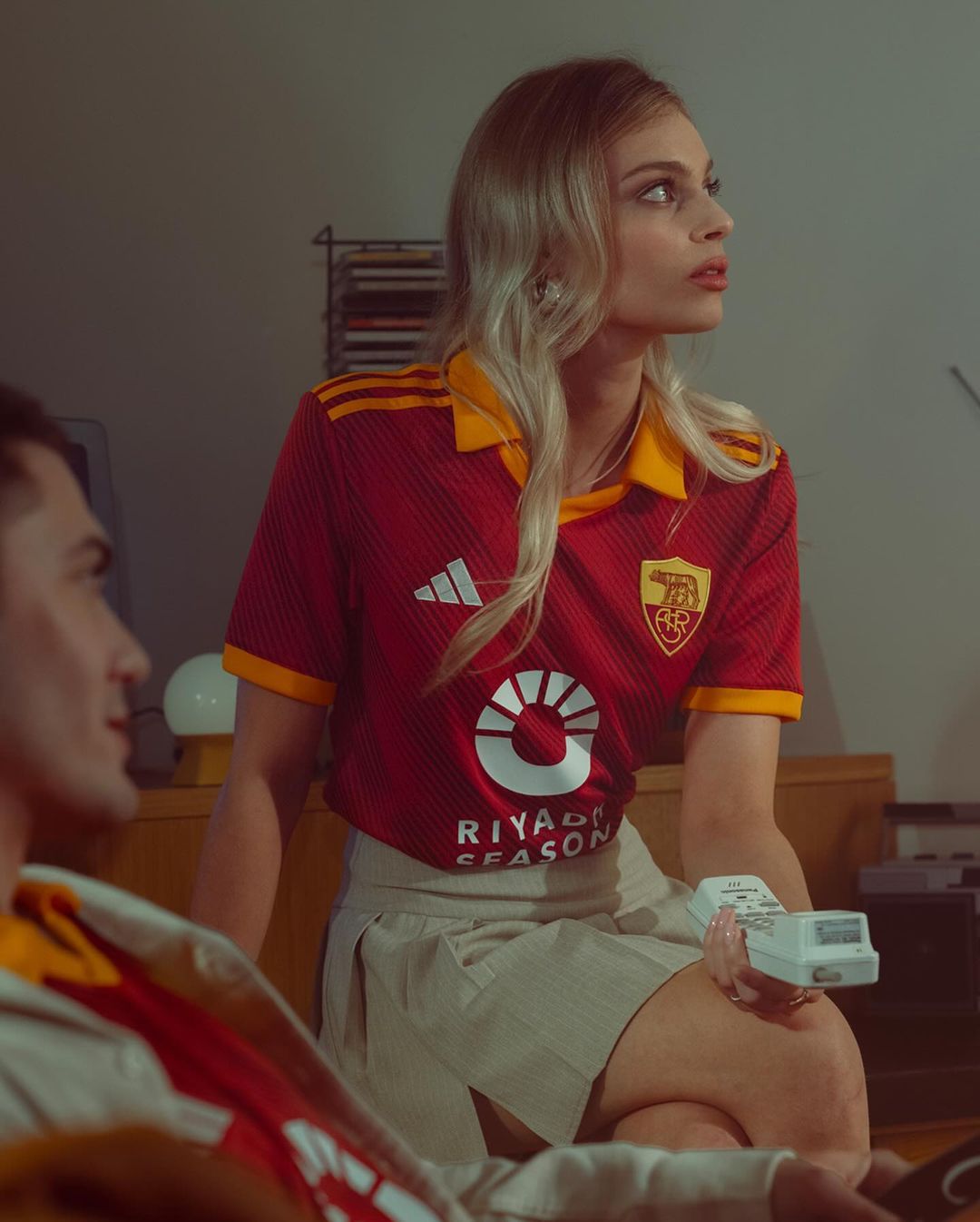 Maglia AS Roma Origins 2024: il derby con lo stile degli anni Novanta