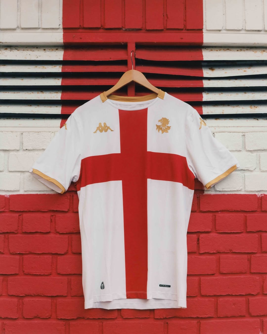 Maglie del Genoa CFC 2025-2026: stemma scomposto, Croce di San Giorgio e inno