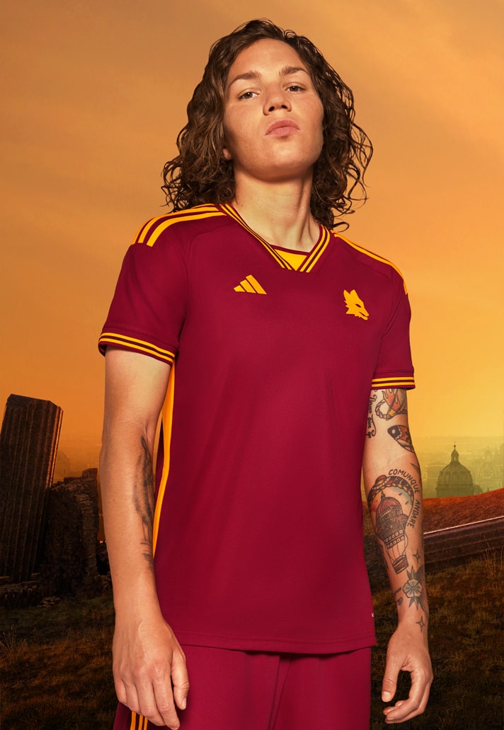 Maglia home della AS Roma 2023-2024: il ritorno di adidas trent anni dopo