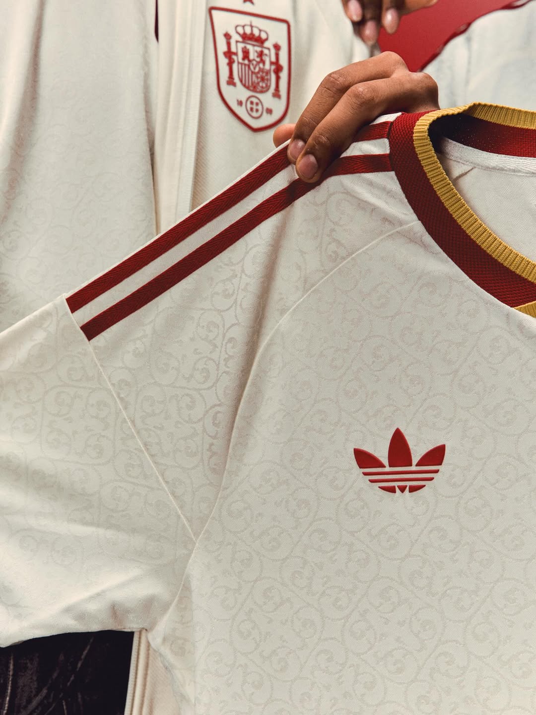 La maglia away della Spagna per i Mondiali 2026 è un gioiello letterario!