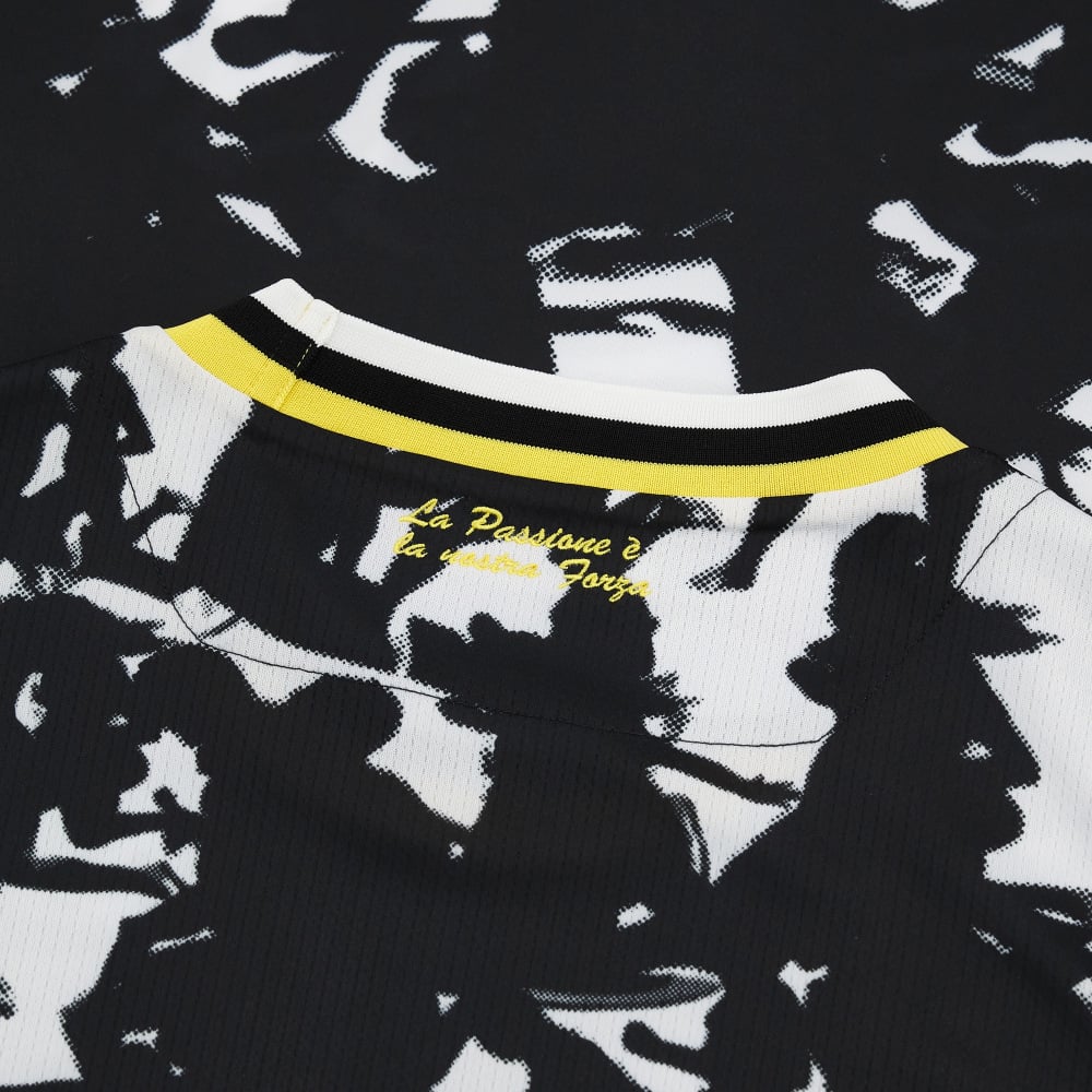 Maglie dell’Udinese 2023-2024: Macron riporta la fascia di Zico