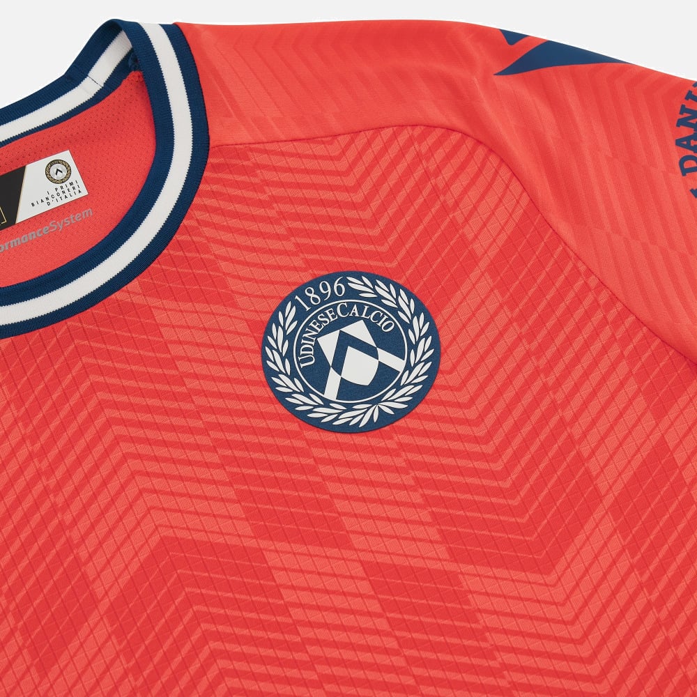 Maglie dell’Udinese 2023-2024: Macron riporta la fascia di Zico