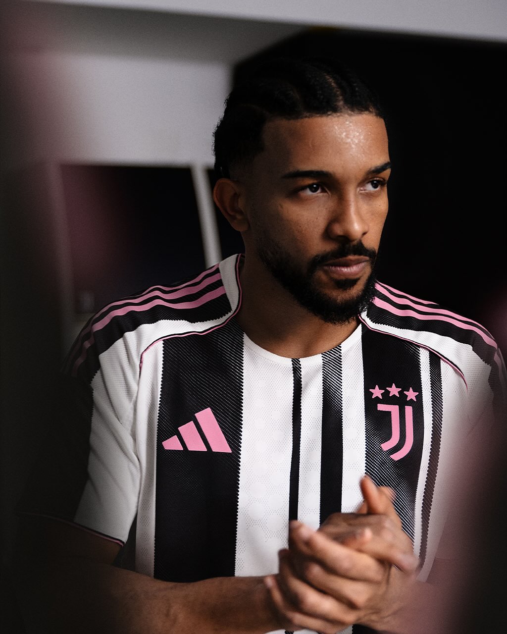 Maglia home della Juventus 2025-2026: strisce nuove e dettagli rosa