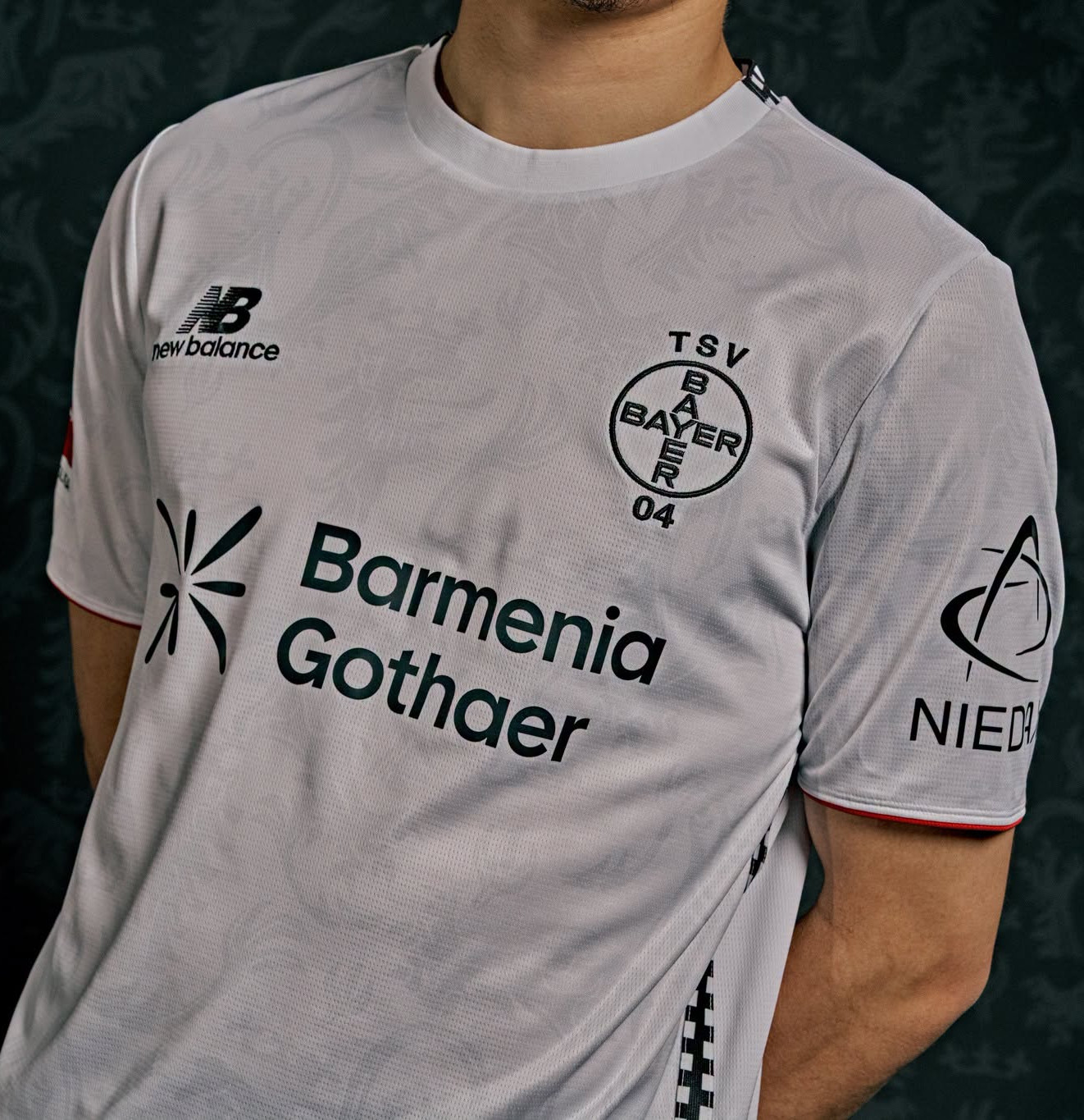Maglie del Bayer Leverkusen 2026-2027 ispirate alla BayArena e a 'City of Colours'