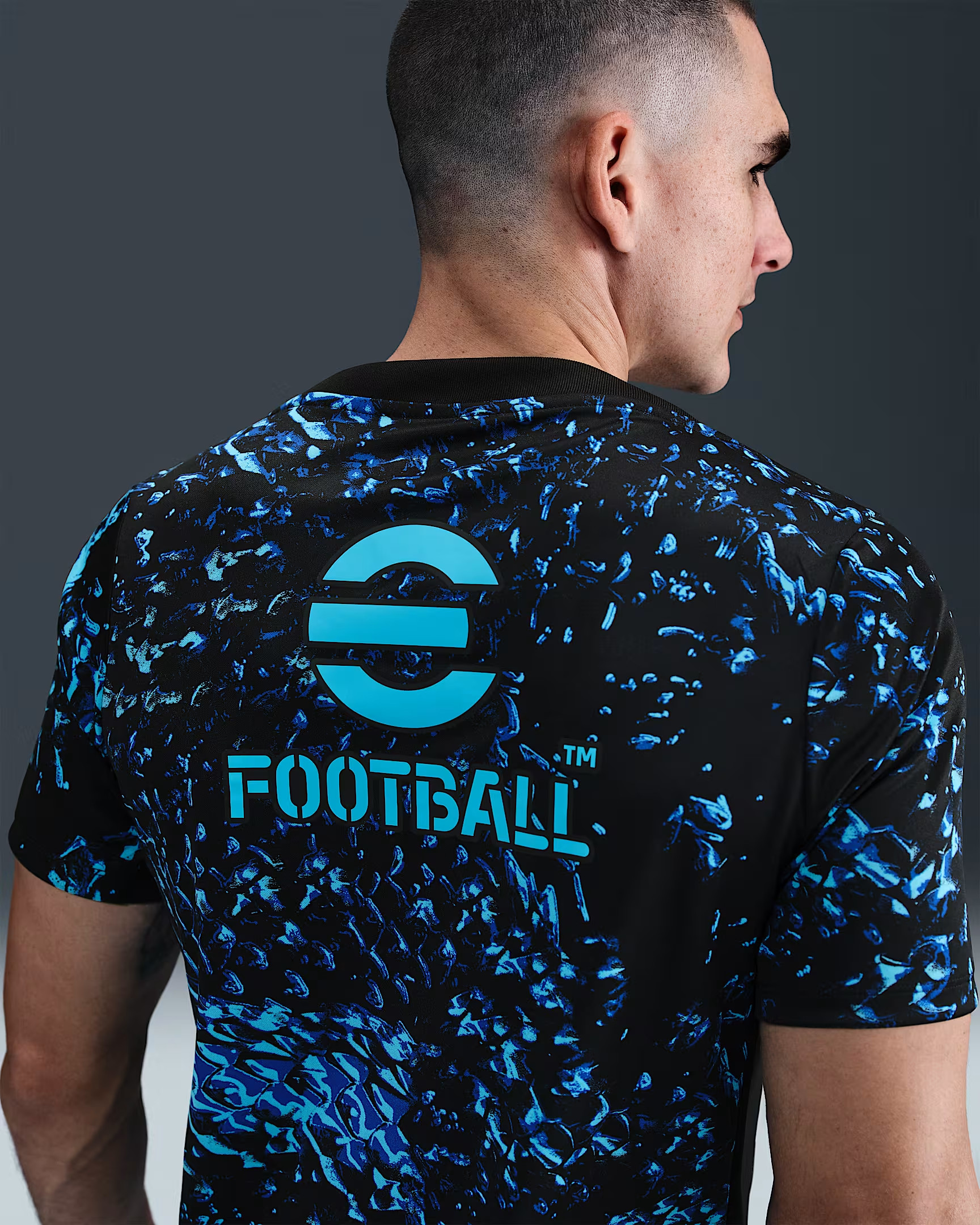 Maglia da riscaldamento dell'Inter 2025-2026: la pelle del Biscione secondo Nike
