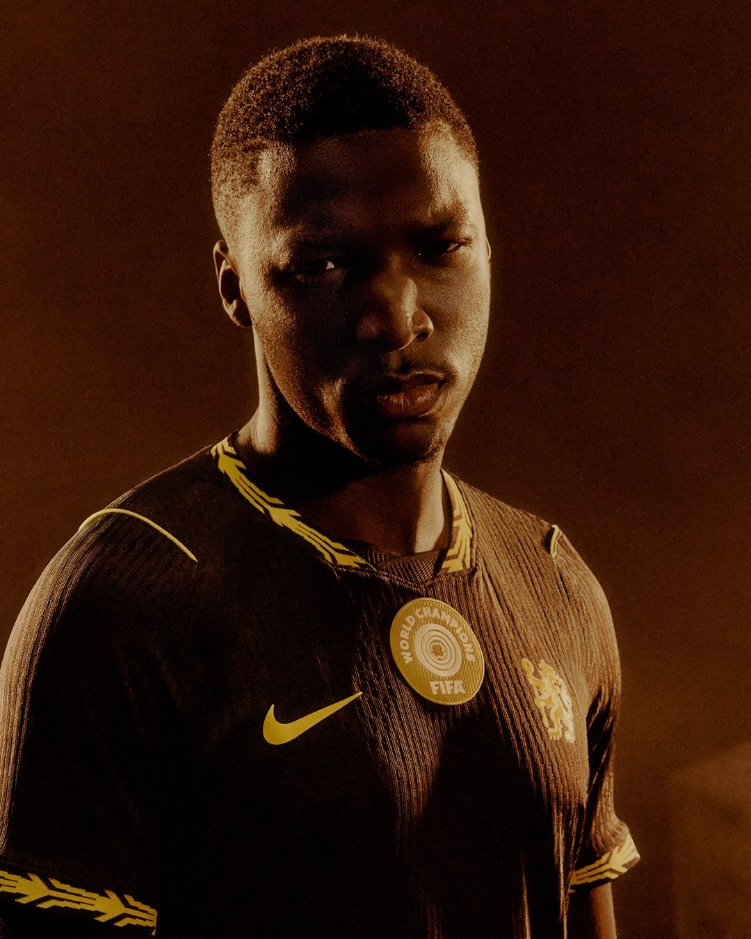 Maglia away del Chelsea 2026-2027: «Unleash The Lion», nero e oro per i Blues