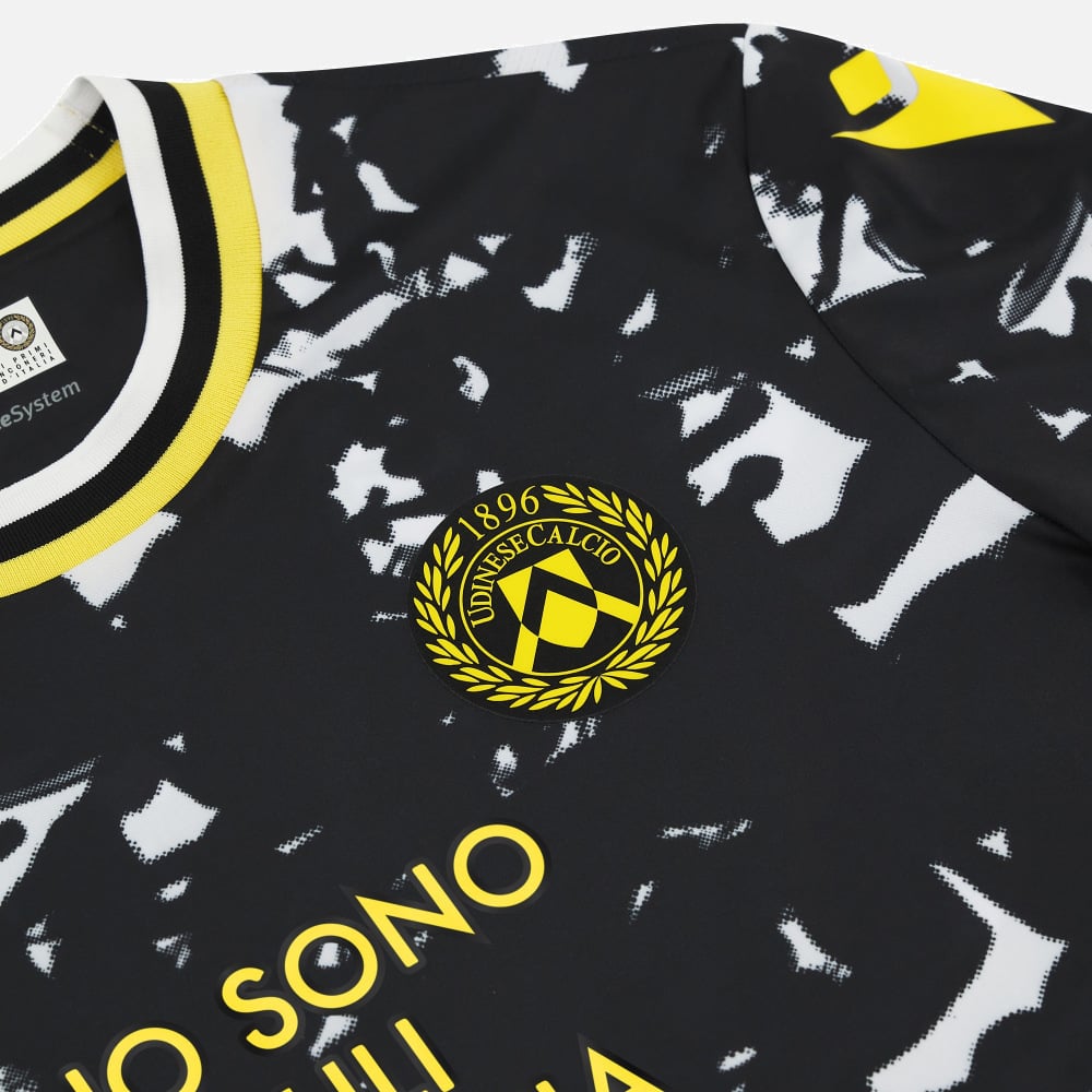 Maglie dell’Udinese 2023-2024: Macron riporta la fascia di Zico