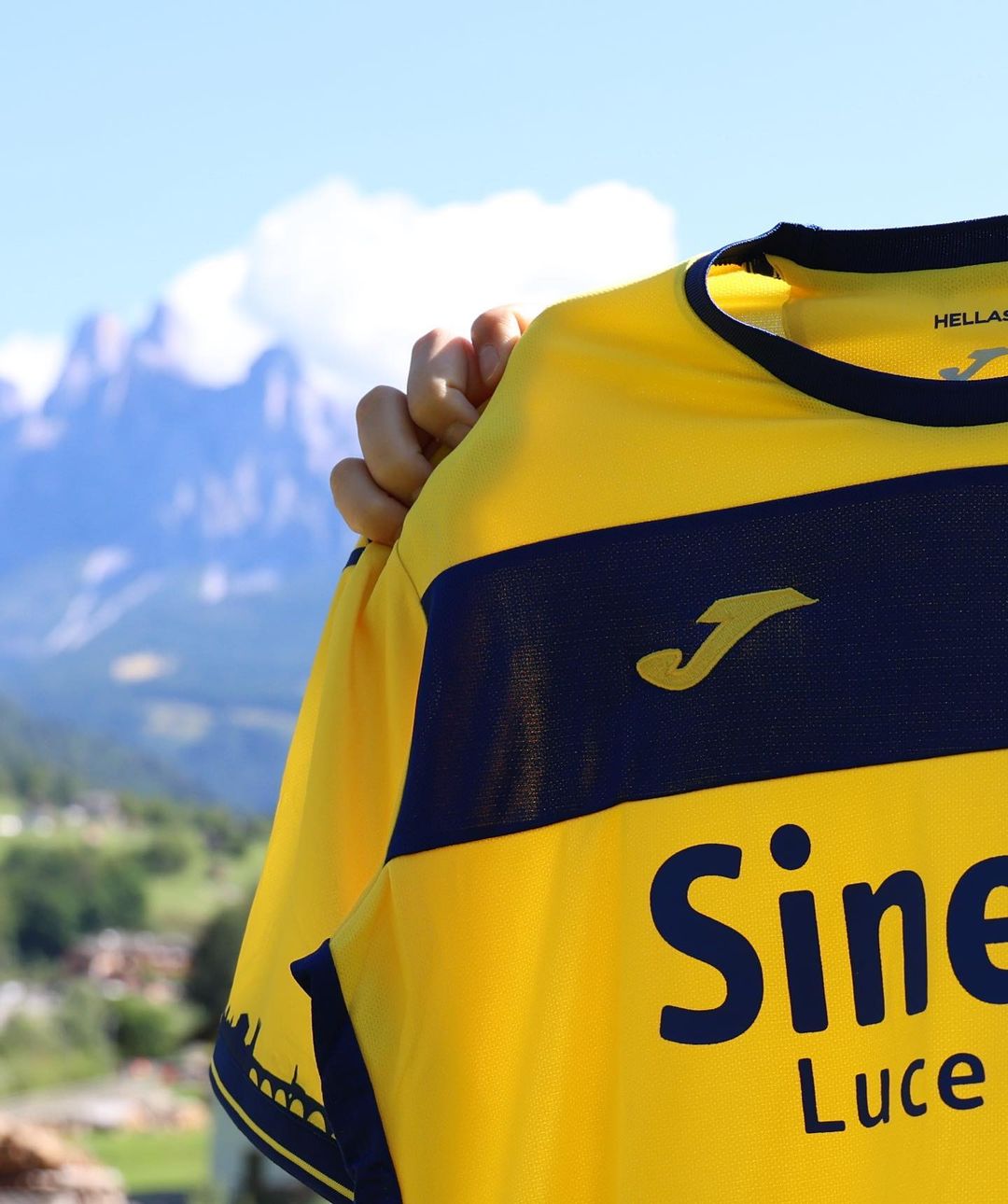 Maglie dell’Hellas Verona 2023-2024: l’esordio di Joma e i 60 anni del Bentegodi