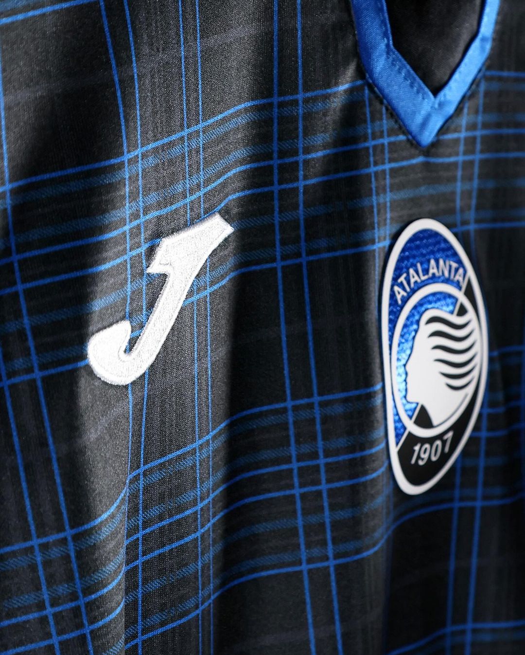 Maglia di Natale dell’Atalanta 2023-2024: il tartan nero di JOMA