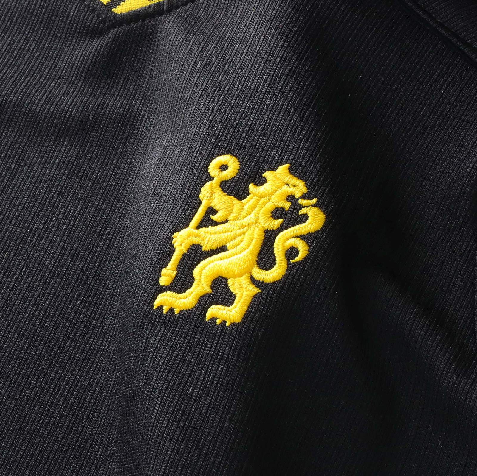 Maglia away del Chelsea 2026-2027: «Unleash The Lion», nero e oro per i Blues