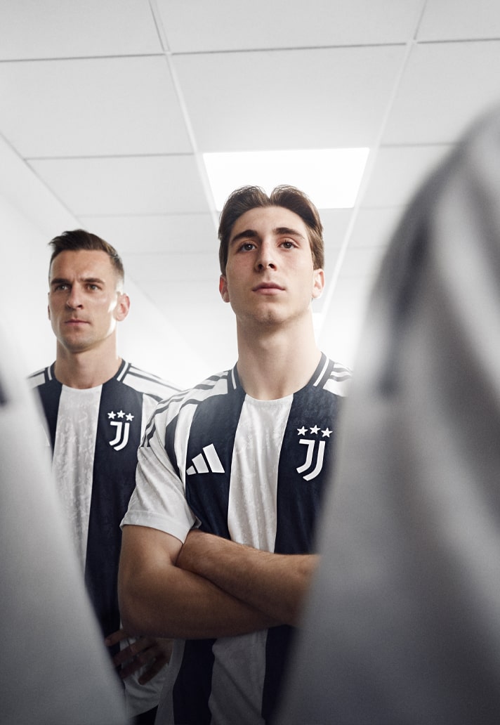 Maglia home della Juventus 2024-2025: le strisce diventano paesaggio lunare