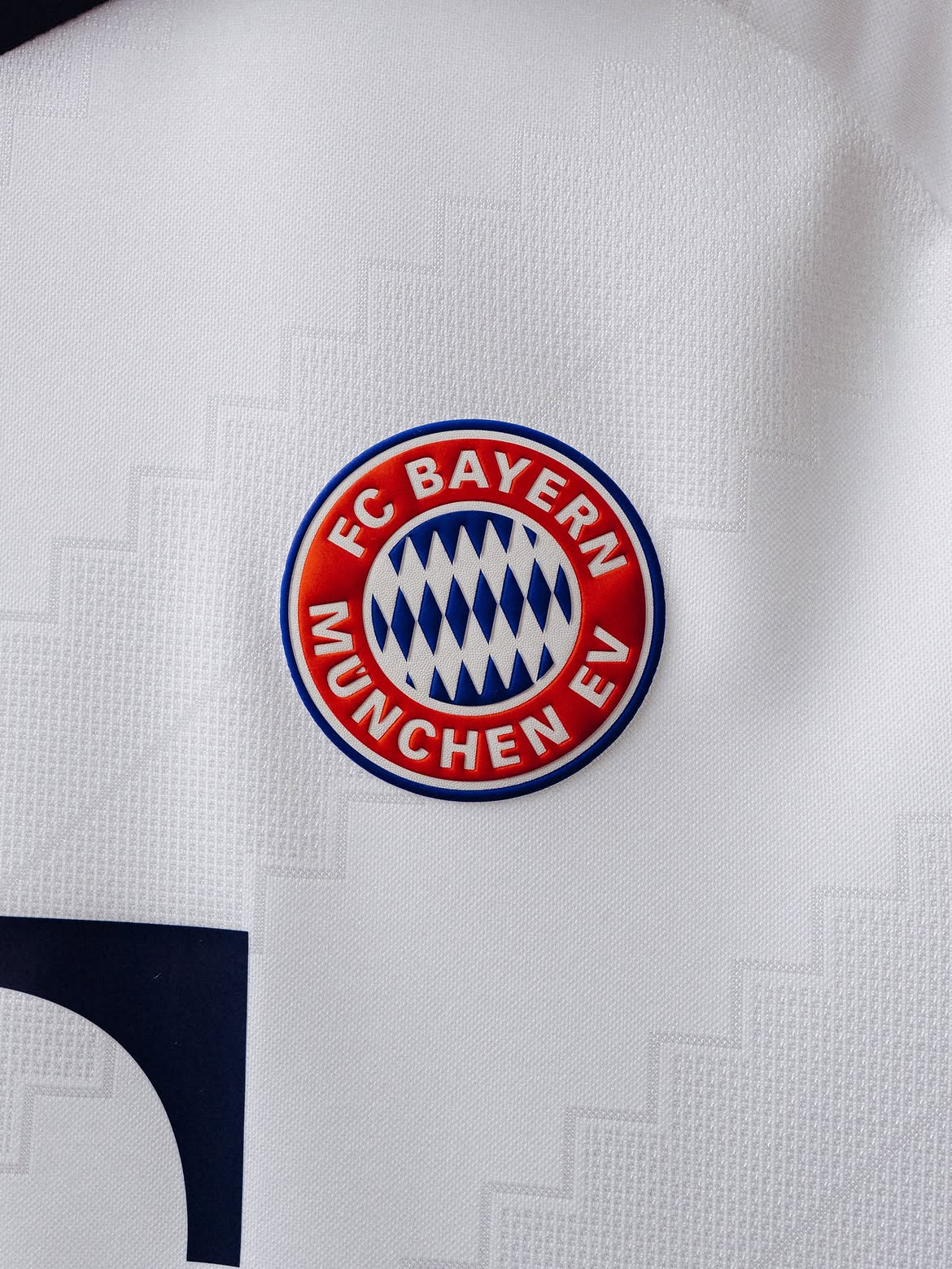 La maglia away del Bayern Monaco 2026-2027 ha un look retro!