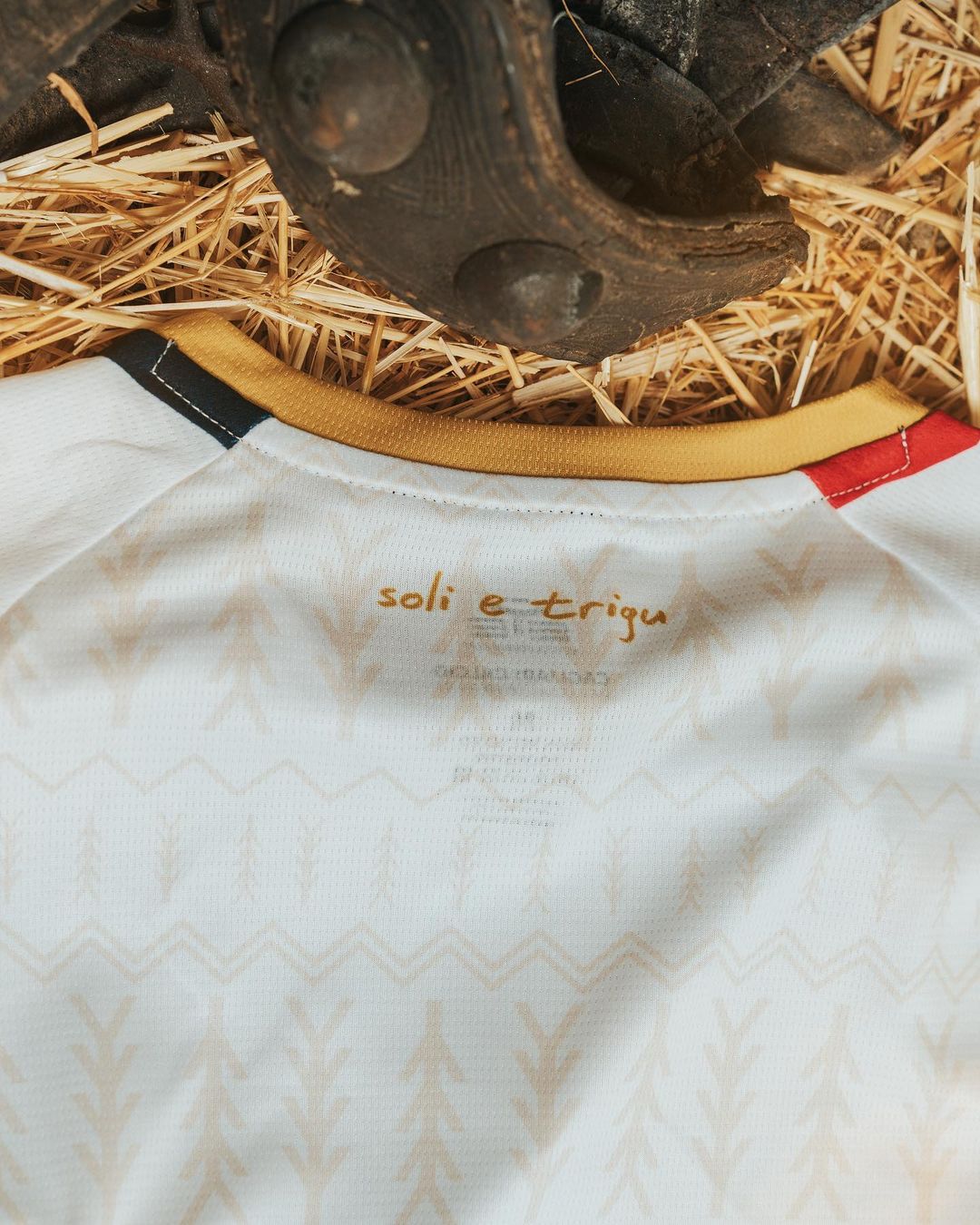 Maglie del Cagliari 2024-2025: i simboli della Sardegna secondo Eye Sport