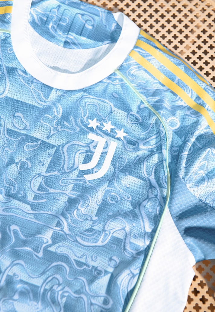 Maglia away della Juventus 2025-2026: il mare italiano secondo adidas