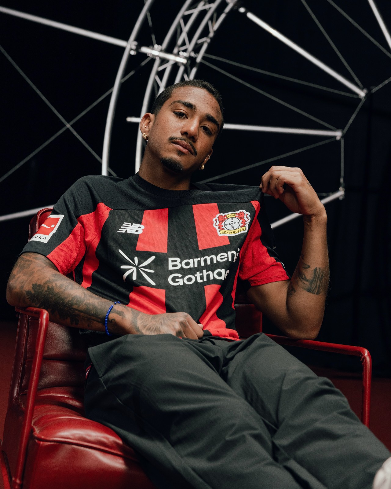 Maglie del Bayer Leverkusen 2026-2027 ispirate alla BayArena e a 'City of Colours'