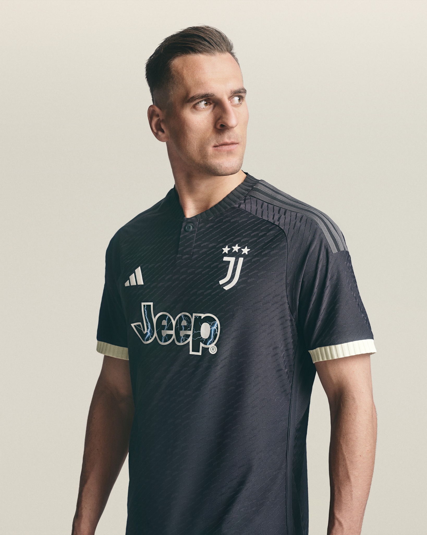 Terza maglia della Juventus 2023-2024: l'antracite industriale di Torino