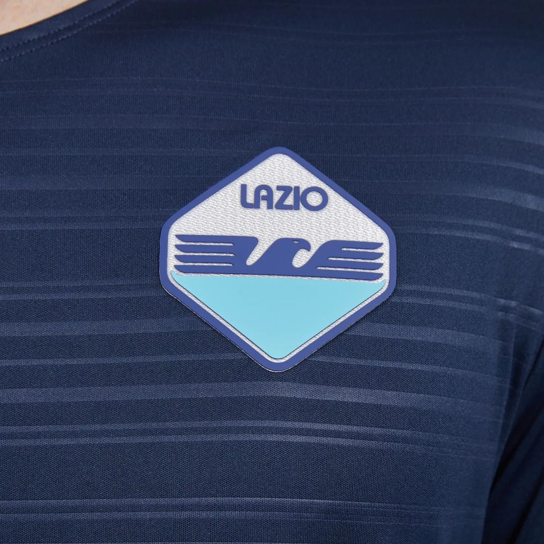 Maglie della SS Lazio 2023-2024: Mizuno celebra i 50 anni dal primo scudetto