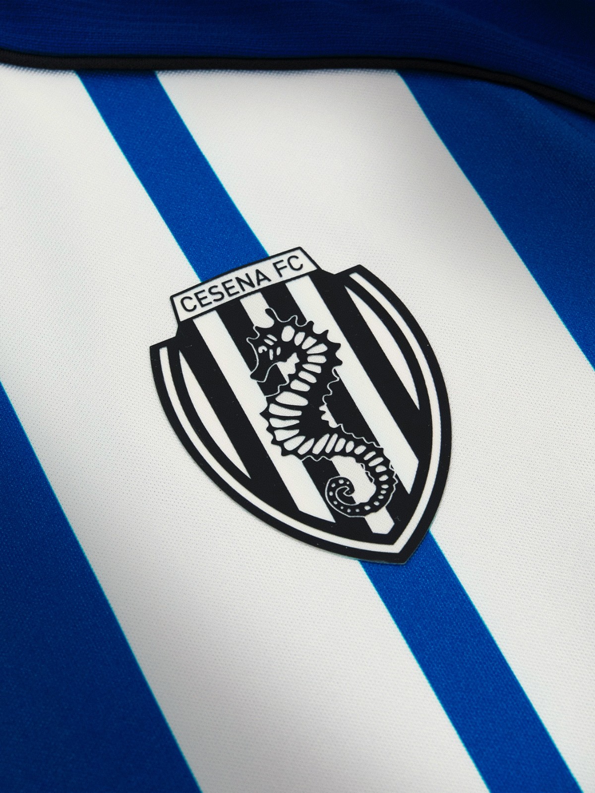 Cesena FC, la terza maglia 2026-2027 omaggia il 1976 e Magdeburgo