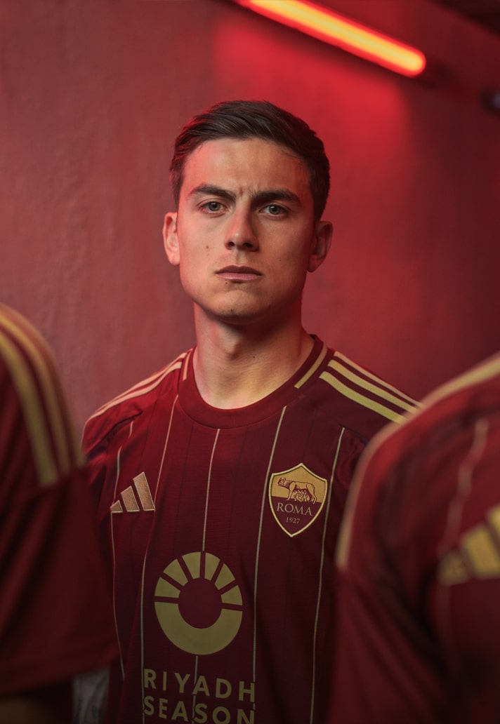 Maglia home della AS Roma 2024-2025: l’oro dei biglietti del Campo Testaccio