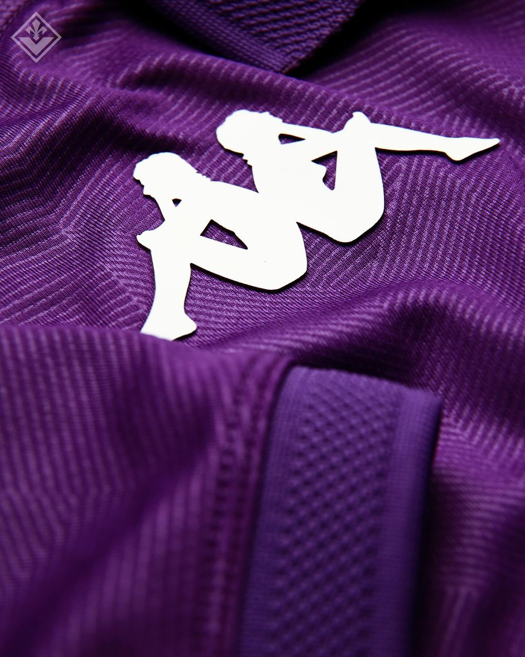 Maglie della Fiorentina 2024-2025: il viola di Kappa e i dodici gigli nel colletto