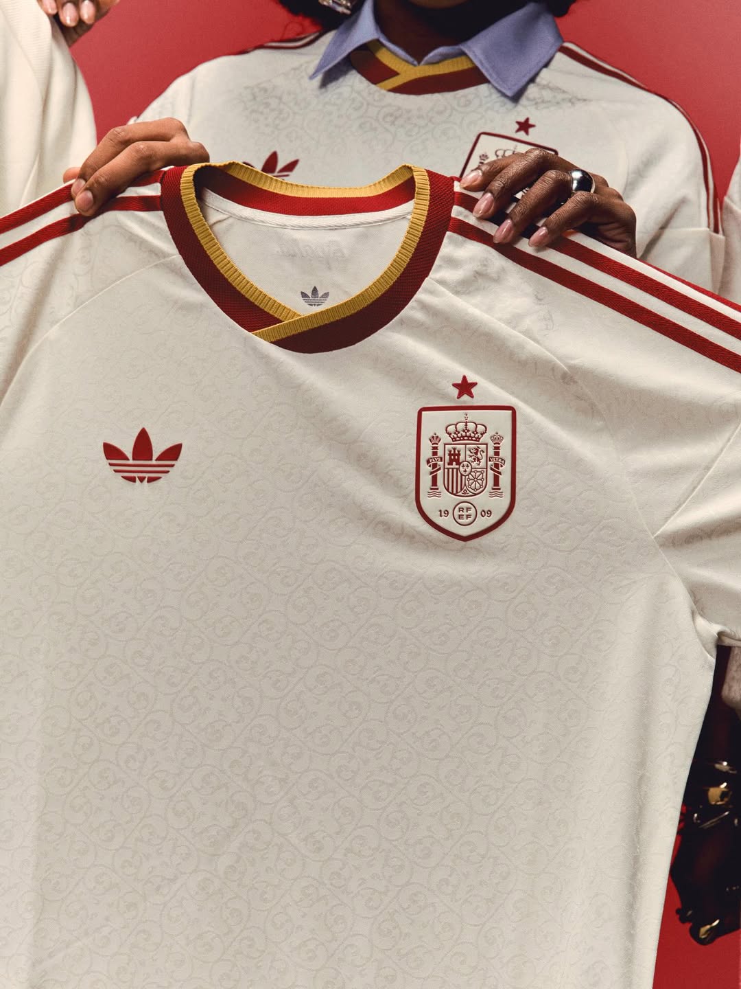 La maglia away della Spagna per i Mondiali 2026 è un gioiello letterario!