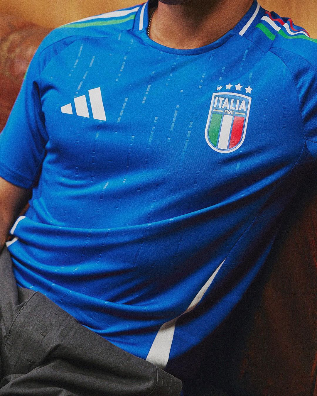 Maglia home dell’Italia 2024-2025: il DNA azzurro secondo adidas