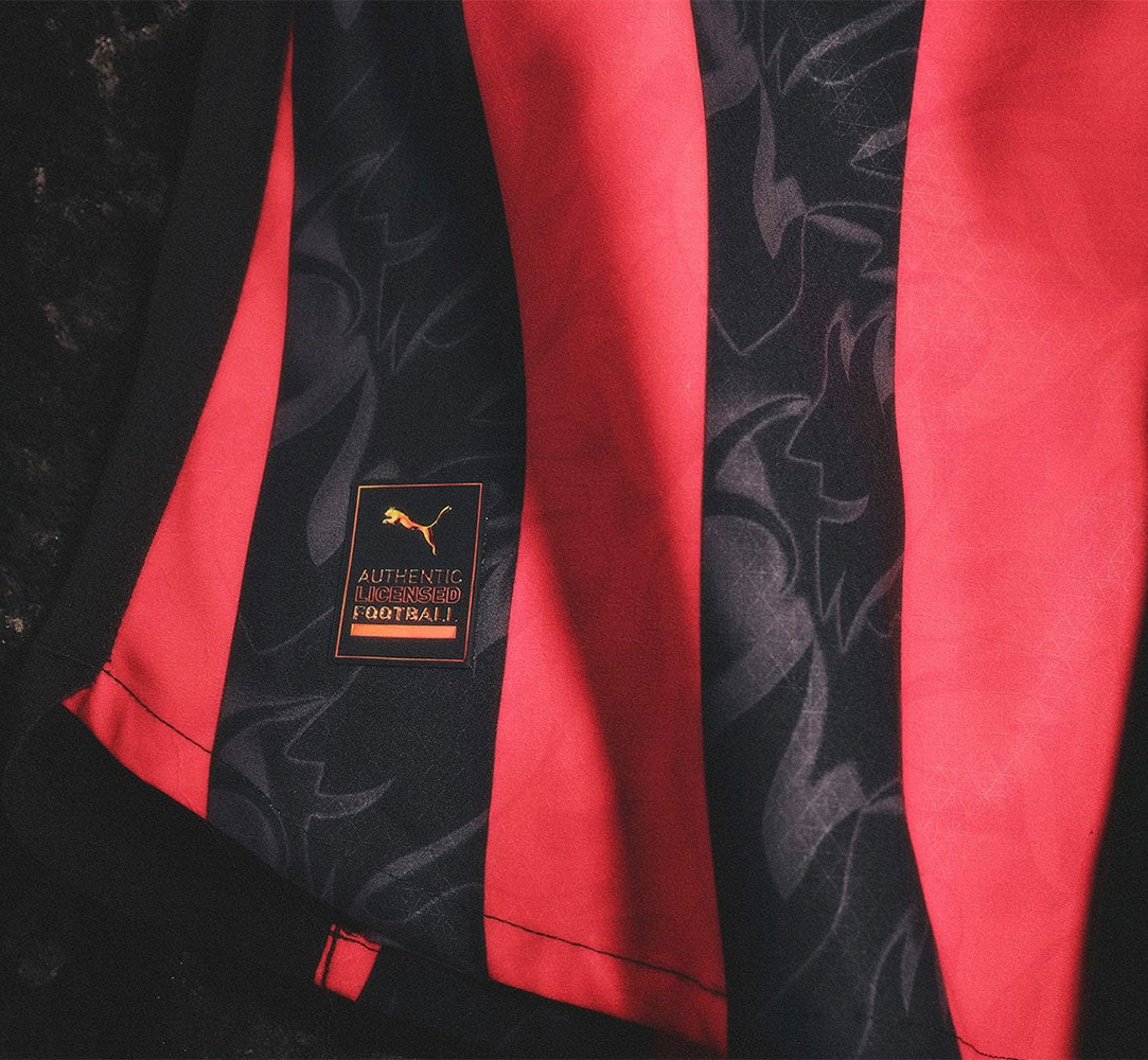 Maglia home del Milan 2025-2026: le fiamme del diavolo firmate Puma