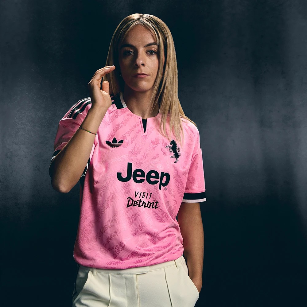 Maglia away rosa della Juventus 2026-2027 ispirata alla prima maglia