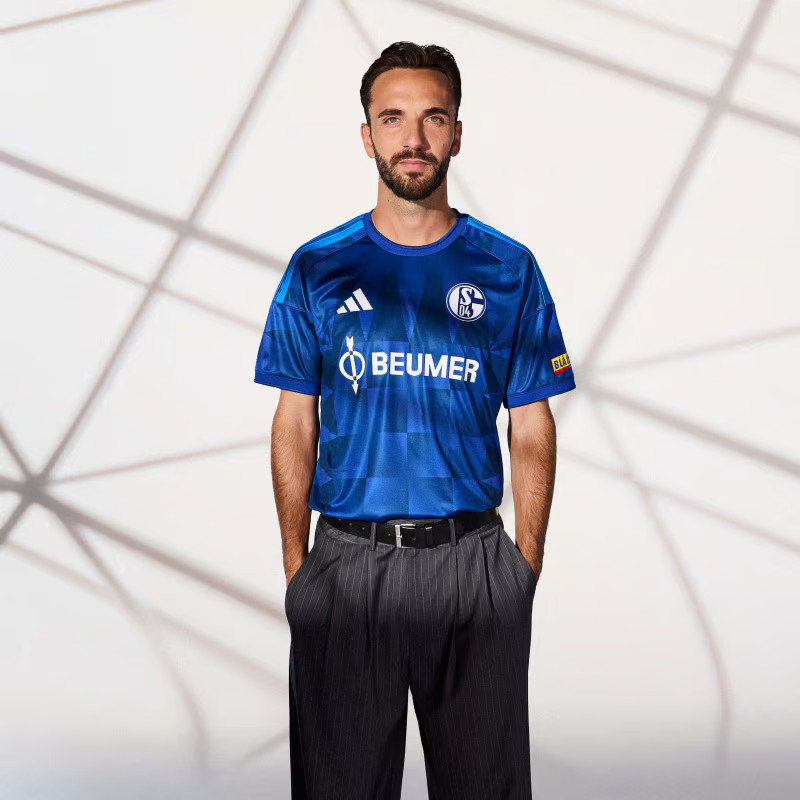 Maglie dello Schalke 04 2026-2027 omaggio ai 25 anni della VELTINS-Arena